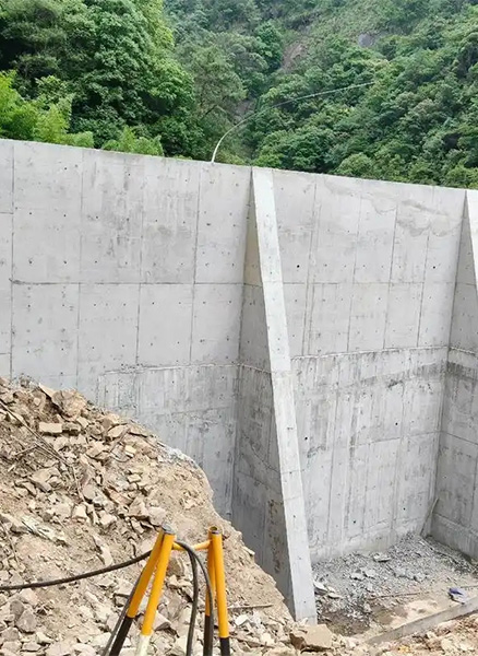 鹤壁山城区重力式挡土墙